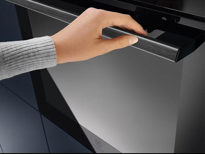 Духовой шкаф Electrolux EOE7C31Z preview 4