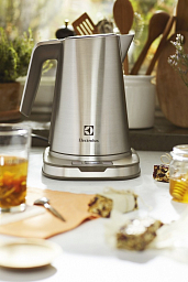 Электрочайник Electrolux EEWA 7800