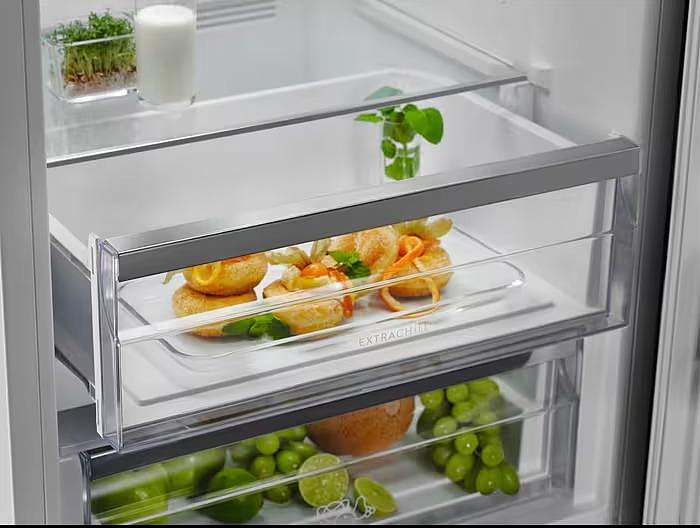 Холодильник Electrolux LNT7ME32M1 preview 9