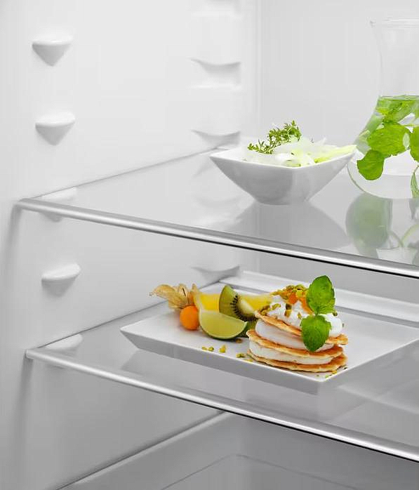 Встраиваемый холодильник Electrolux LRB3AF12S preview 4