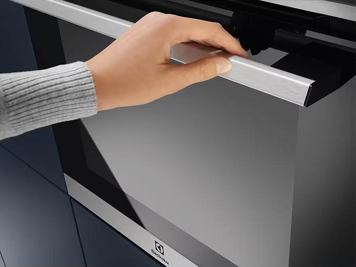 Духовой шкаф Electrolux EOE7P31X preview 5